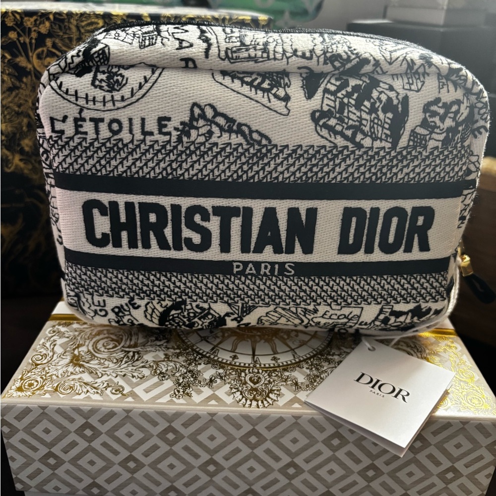 Dior Plan De Paris Beauty Canvas
Embroidered Cosmetic Bag